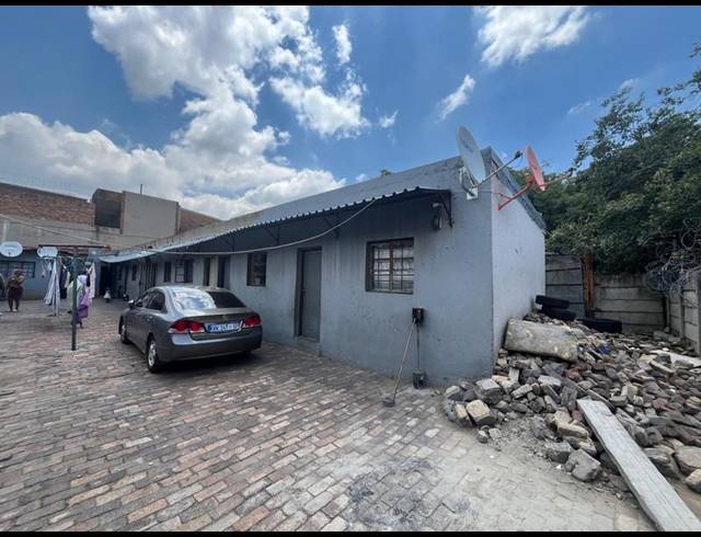 19 BEDROOM HOUSE FOR SALE IN GERMISTON CENTRAL